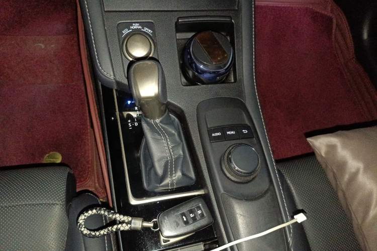 Used Lexus ES 2017 300h Mark Levinson Comfort Edition Gear Lever