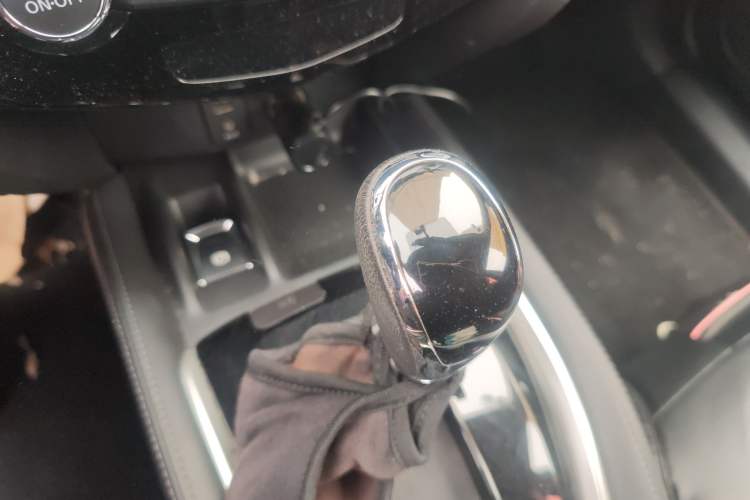 Used Nissan X-Trail 2017 2.5L CVT 7-Seater Leading Edition 4WD Gear Lever