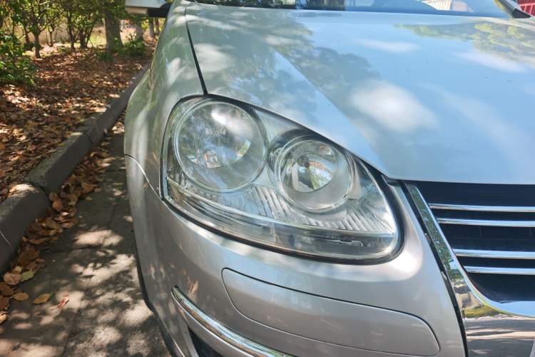 Used Volkswagen Sagitar 2010 1.4 TSI Automatic Luxury Model Right Front Headlight