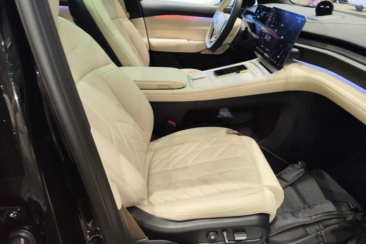 Used Nio ES6 2025 75 kWh Right Front Seat