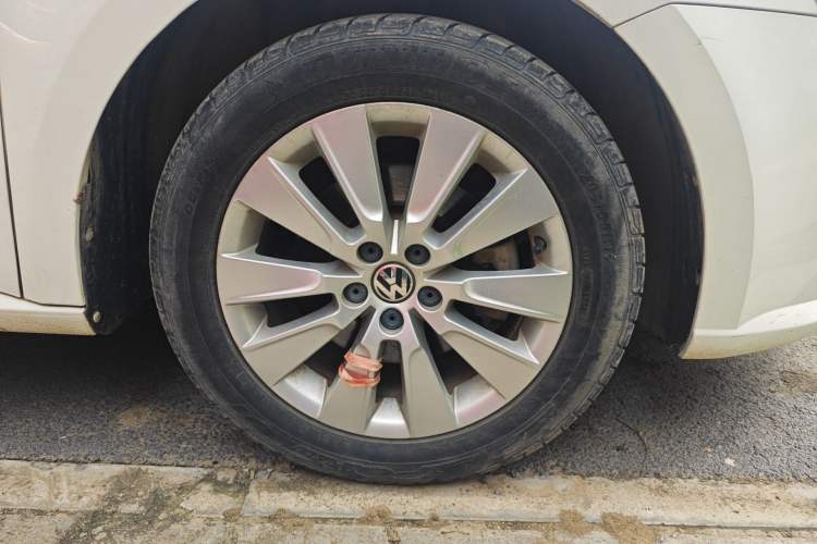 Used Volkswagen Lavida 2013 1.6L Automatic Comfort Edition Right Front Wheel Hub