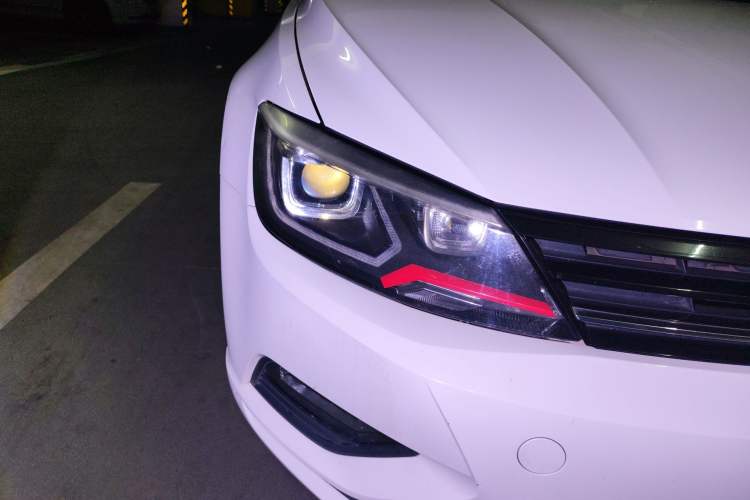 Used Volkswagen Lamando 2015 230TSI DSG Fashion Edition Right Front Headlight