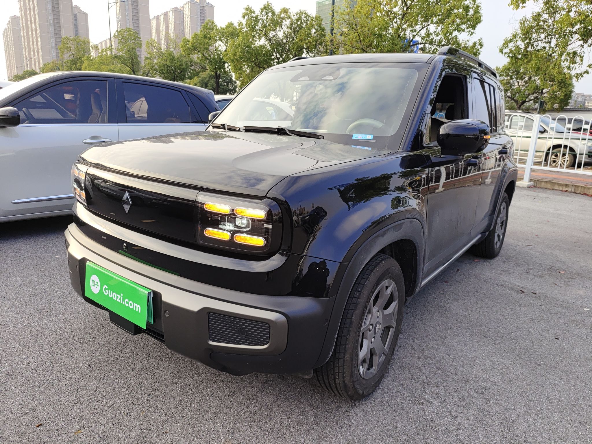 Под передней частью автомобиля