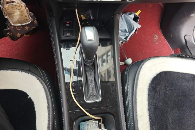 Used Nissan Kicks 2023 Jingqing Edition 1.5L Combining "Power" with a Stylish Touch Gear Lever