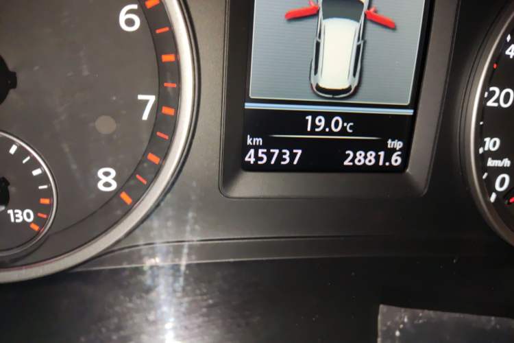 Used Volkswagen Tiguan 2013 1.8 TSI Automatic All-Wheel Drive Luxury Model Odometer Close Up