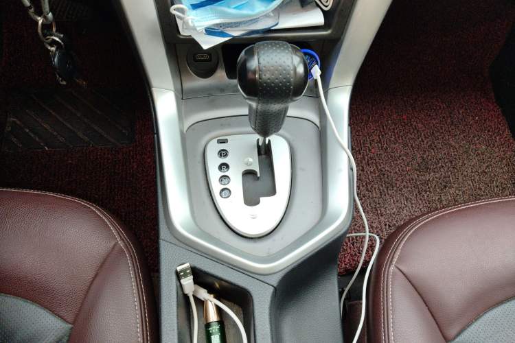 Used Venucia T70X 2015 2.0L CVT SmartFun Sport Edition Gear Lever