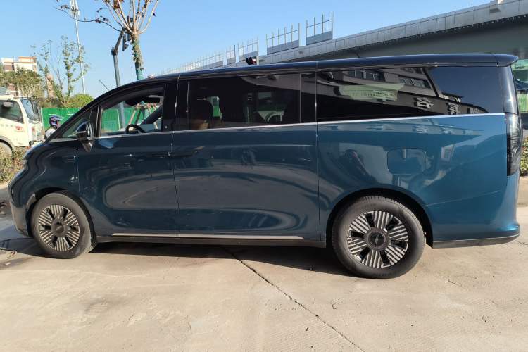 Used Geely Galaxy LEVC L380 2024 140-Degree 6-Seater All-Wheel-Drive Ultra