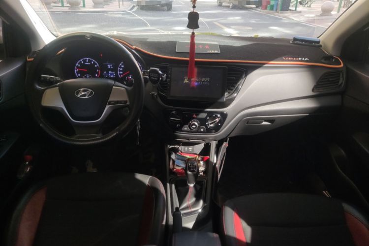 Used Hyundai Verna (new generation) 2016 1.4L Manual Cool Edition GLS Center Console