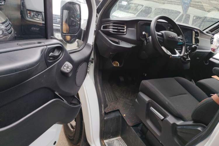 Used JMC Fushun 2025 2.0T 6MT Diesel Mid-Roof Mid-Height Commercial Multi-Purpose 7-Seater Passenger Vehicle
