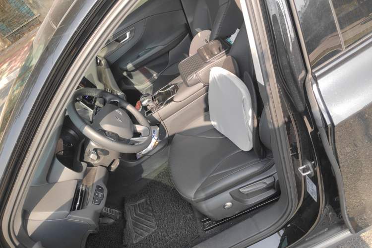 Used Hongqi E-QM5 2022 431 km Charge & Enjoy Edition
