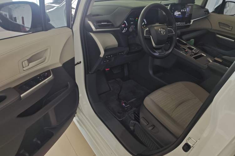 Used Toyota SIENNA 2024 2.5L Hybrid Comfort Edition