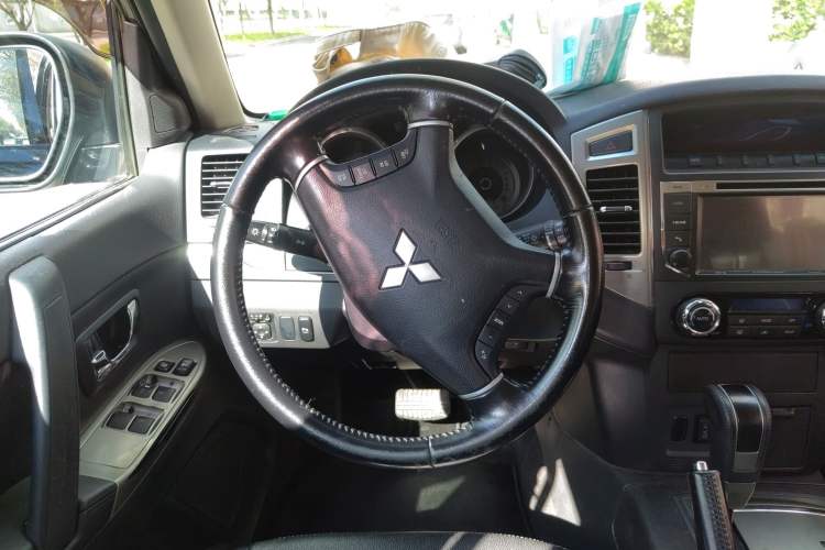 Used Mitsubishi Pajero 2016 3.0L Automatic Luxury Version China V Standard Steering Wheel