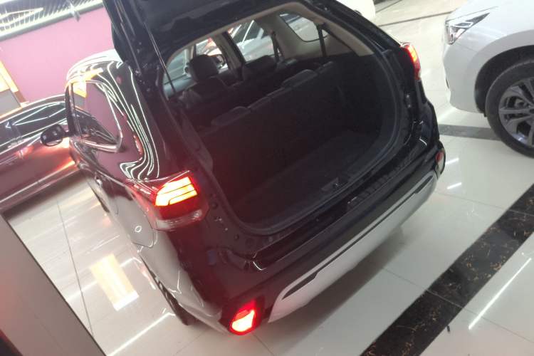 Used Mitsubishi Outlander 2021 2.4L 4x4 Zhi Xiang Edition 7 Seats Rear Left 45 Deg