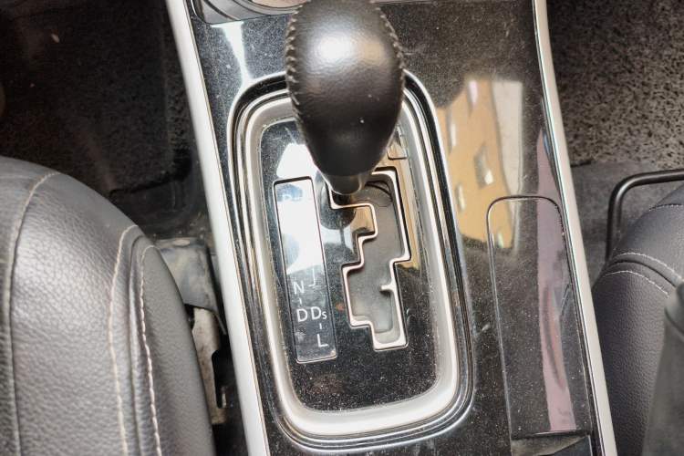 Used Mitsubishi Outlander 2018 2.0L Two-Wheel Drive Glory Edition 5 Seats Gear Lever