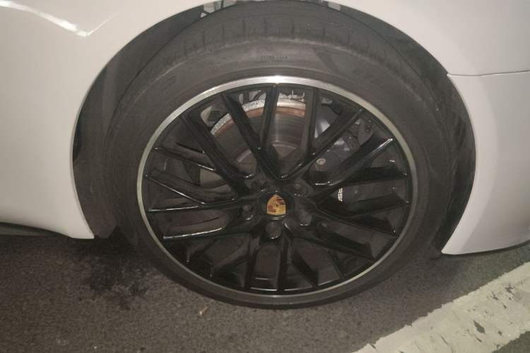 Used Porsche Panamera 2023-Year Restyled Panamera Executive Extended Platinum Edition 2.9T Right Front Wheel Hub