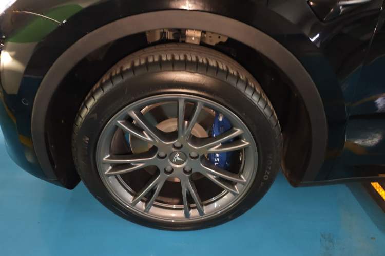 Used Tesla Model Y 2023 Rear-Wheel-Drive Version Left Front Wheel Hub