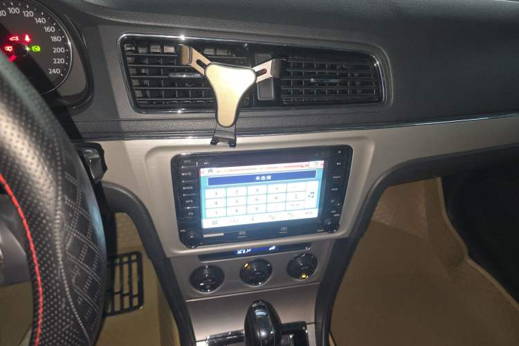 Used Volkswagen Lavida 2013 Revised Version 1.6L Automatic Luxury Edition Audio And AC Panel