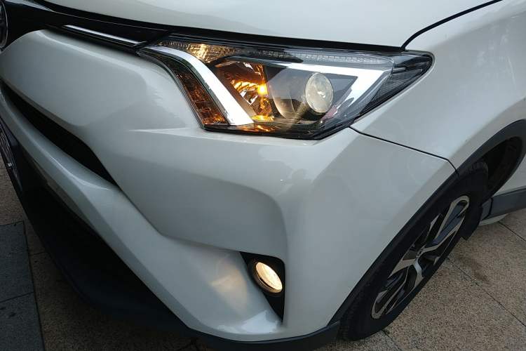 Used Toyota RAV4 2016 2.0L CVT Two-Wheel Drive Fashion Edition China V Standard