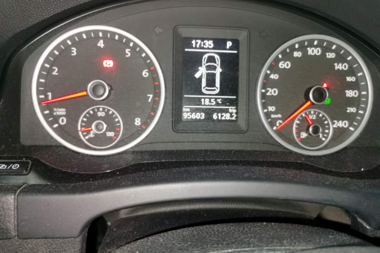 Used Volkswagen Tiguan 2017 300TSI Automatic Two-Wheel Drive Silk Road Luxury Edition Odometer Close Up