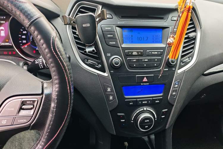 Used Hyundai Santa Fe 2013 2.4L Automatic 4x4 Smart Version Audio And AC Panel