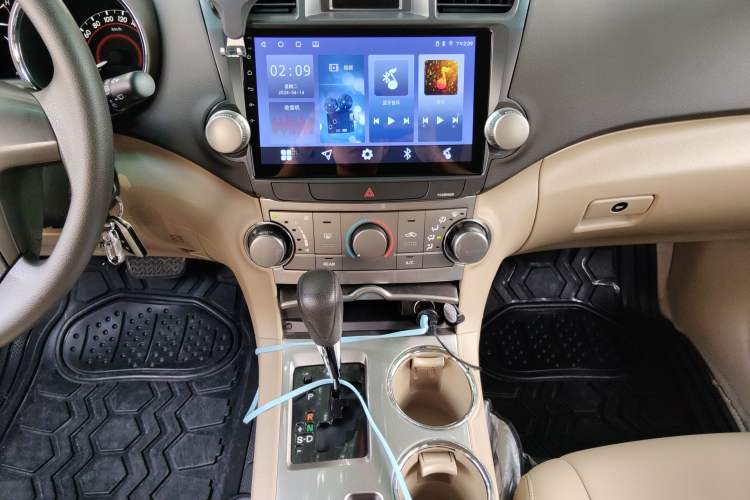 Used Toyota Highlander 2012 2.7L Two-Wheel Drive 7-Seater Elite Edition Audio And AC Panel