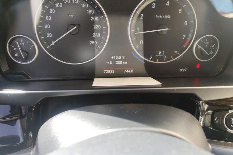 Used BMW X5 2015 xDrive28i Odometer Close Up