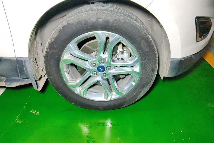 Used Ford Edge 2018 EcoBoost 245 Four-Wheel Drive Titanium 7-Seater Right Front Wheel Hub