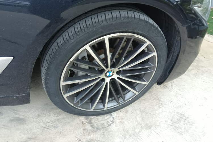 Used BMW 5 Series 2020 530Li Luxury Edition M Sport Package Right Front Wheel Hub