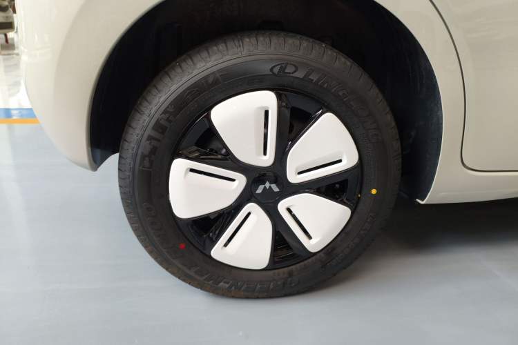 Used Wuling Hongguang MINIEV 2025 Four-Door Version Advanced Edition Right Rear Wheel Hub