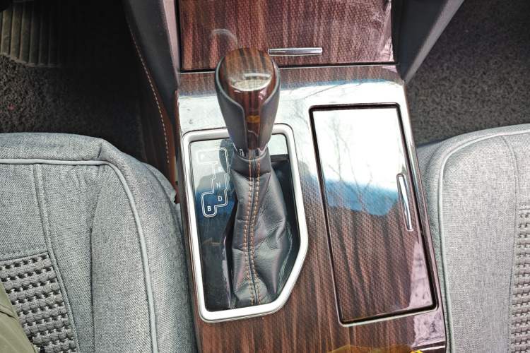 Used Toyota Camry 2016 Dual-Engine 2.5 HG 10th Anniversary Deluxe Navigation Edition Gear Lever