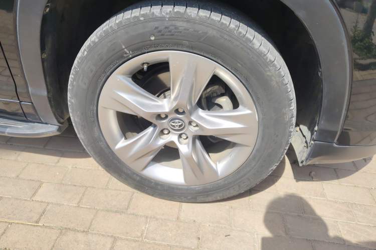 Used Toyota Highlander 2021 2.0T Four-Wheel Drive Prestige Version 7 Seats Right Front Wheel Hub