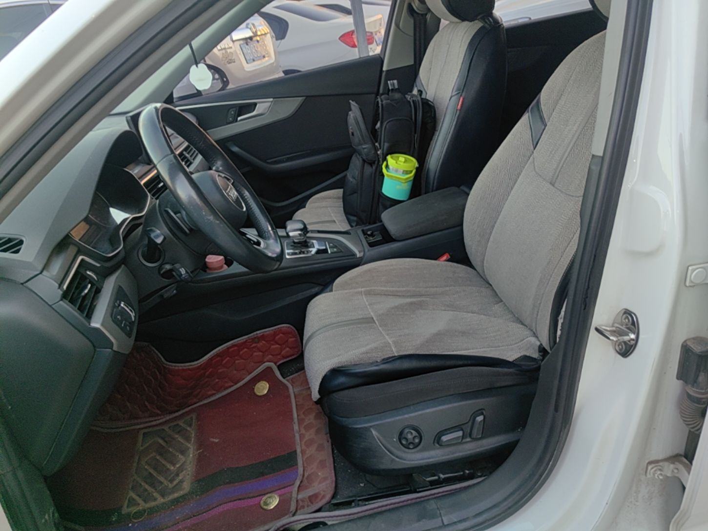 Vordere Reihe im Auto
