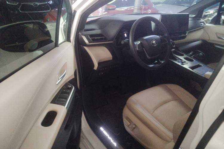 Used Toyota Sienna 2023 2.5L Hybrid Deluxe Edition
