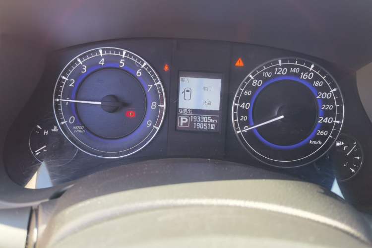 Used Infiniti QX50 2015 2.5L Luxury Edition Odometer Close Up