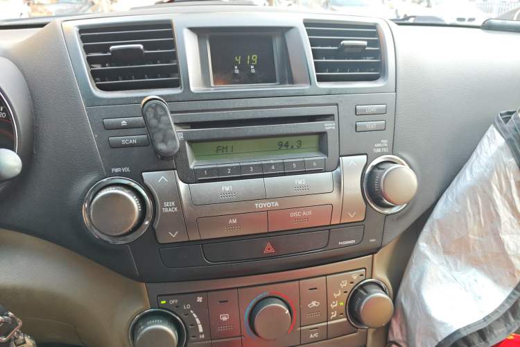 Used Toyota Highlander 2011 2.7L Two-Wheel Drive 5-Seater Elite Edition Audio And AC Panel