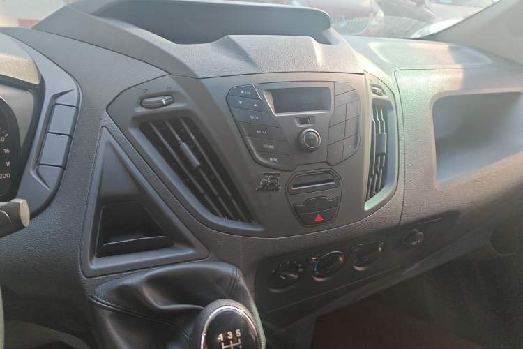 Used Ford Transit 2019 2.0T Diesel Van Mid-Chassis Mid-Roof 3-Seater China VI Standard
