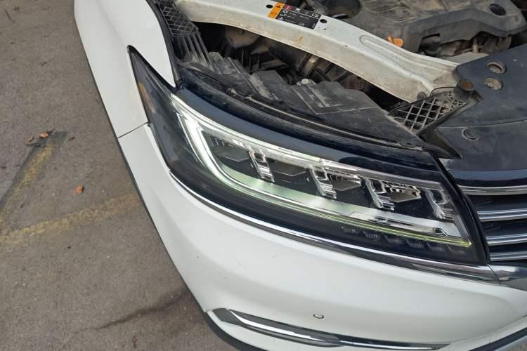 Used Roewe RX5 2017 20T Two-Wheel Drive Automatic Internet Elite Edition Right Front Headlight