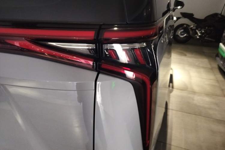 Used SAIC MAXUS Dajia 9 2022 Long-Range High-Mountain Six-Seater Version Right Rear Taillight