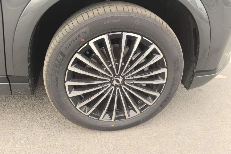 Used Dongfeng Aeolus L8 2025 Model 185KM Dream Edition
