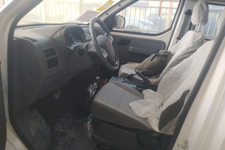 Used Wuling Yangguang 2024 300KM Comfort Version Passenger Van 75kW