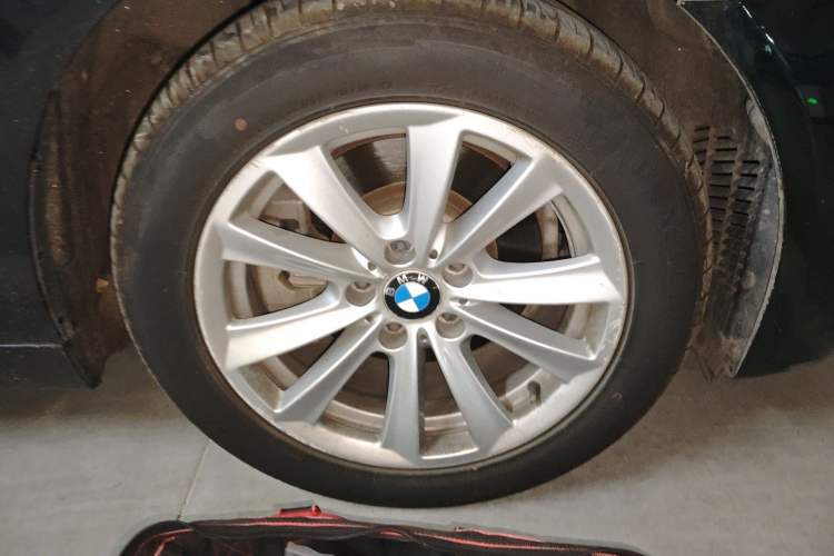 Used BMW 5 Series 2017 520Li Elegant Edition Right Front Wheel Hub