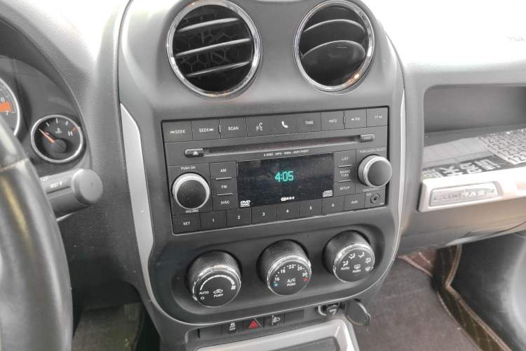 Used Jeep Compass 2014 2.4L four-wheel drive luxury version
