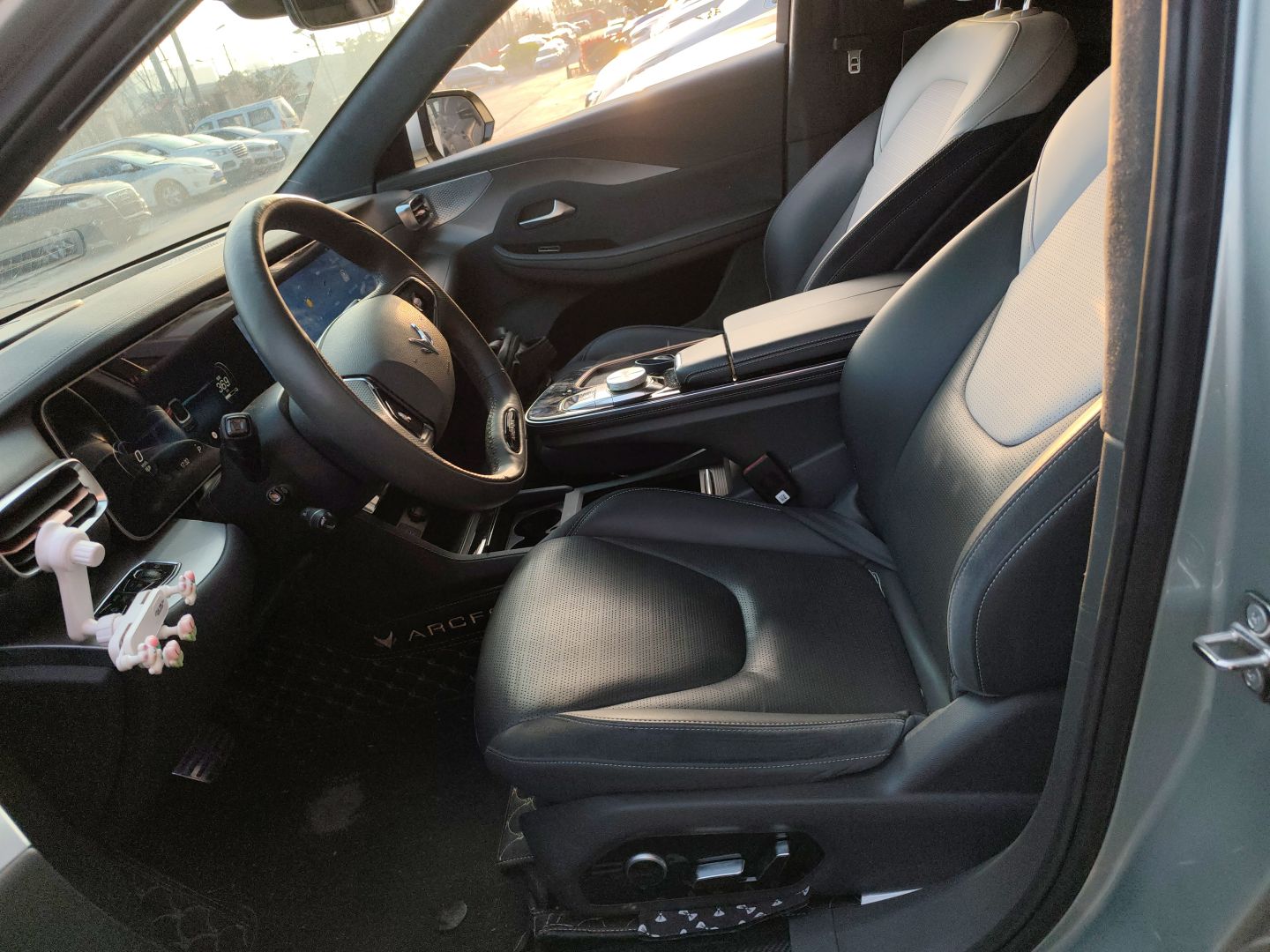 المقاعد الأمامية داخل السيارة