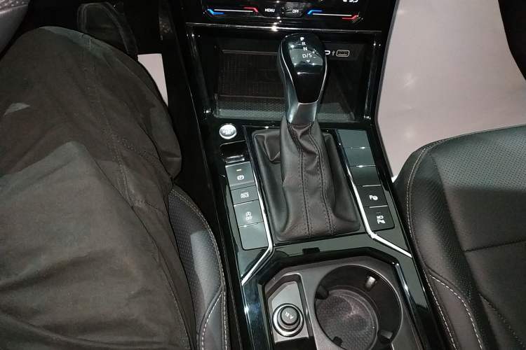 Used Volkswagen Passat 2025 Outstanding Model 380TSI Starry Dragon Glorious Edition
