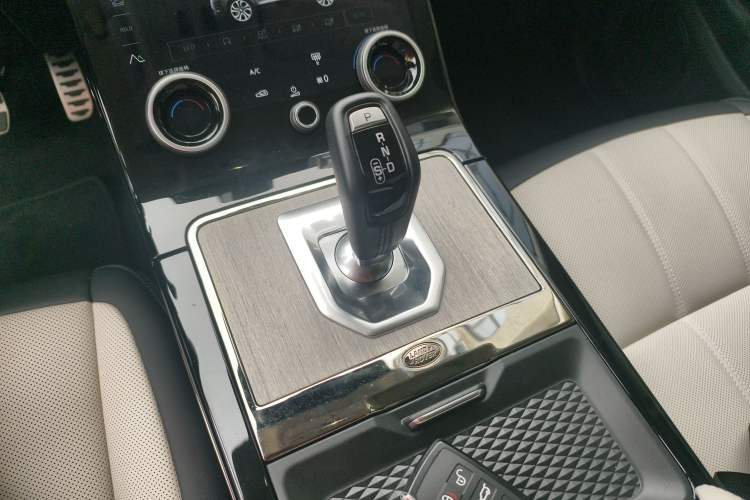Used Land Rover Range Evoque 2022 Facelifted Aurora L 249 PS R-Dynamic Luxury Edition Gear Lever