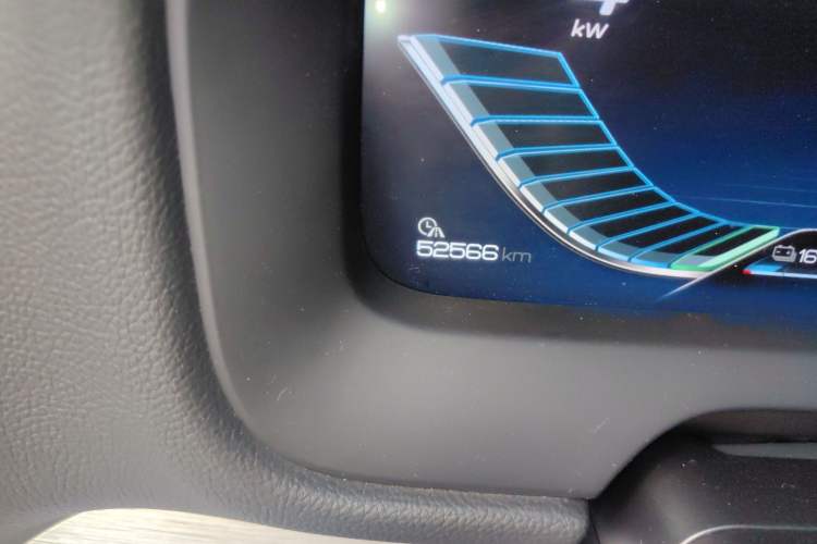 Used BYD Tang New Energy 2018 DM 2.0T All-Wheel Drive Smart Connectivity Luxury Model 7 Seats China V Emission Standard Odometer Close Up