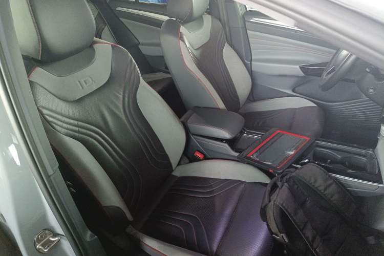 Used Volkswagen ID.4 CROZZ 2021 High-Performance PRIME Early-Bird Edition Right Front Seat