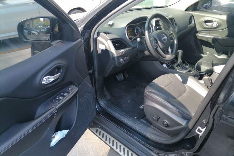 Used Jeep Cherokee 2017 2.0L Superior Edition Driver Seat