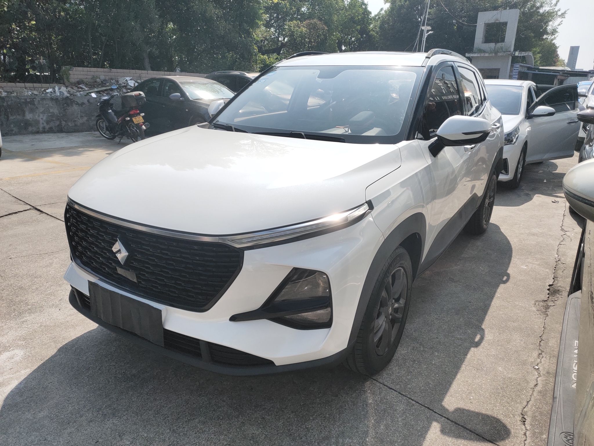 Под передней частью автомобиля