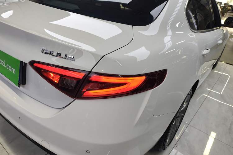 Used Alfa Romeo Giulia 2017 2.0T 200HP Luxury Edition
